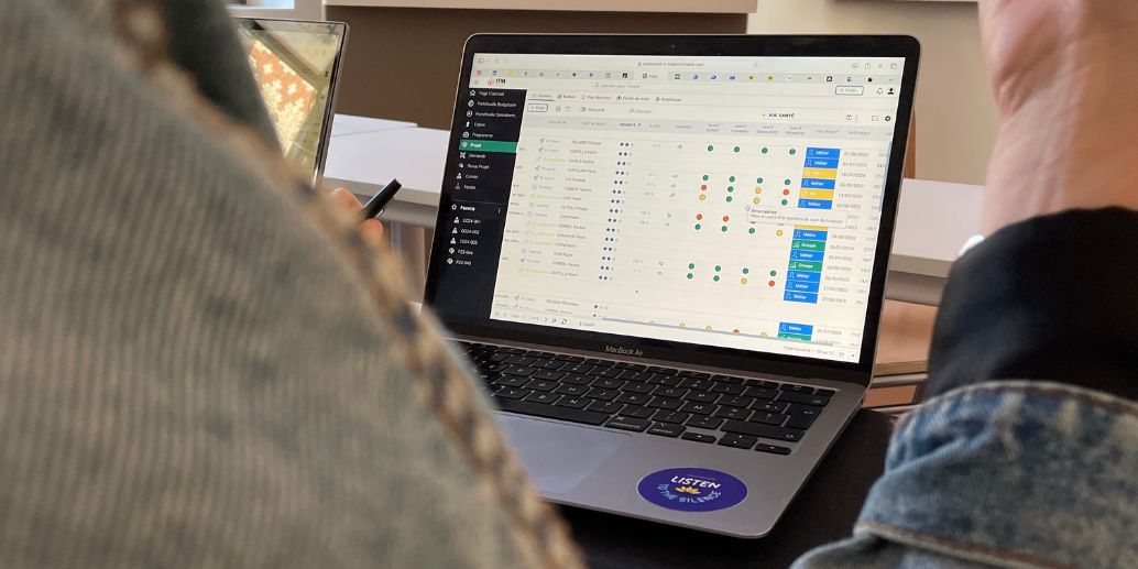 Ordinateur portable avec un logiciel de gestion de projet